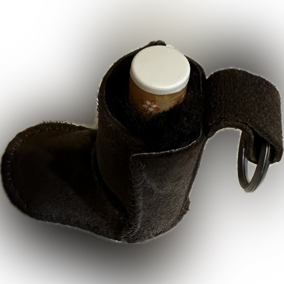 VTG NEW UGG KEYCHAIN WITH ORIGINAL SEALED CHAPSTICK BROWN SHEARLING LAMB SKIN 3” - Picture 6 of 14